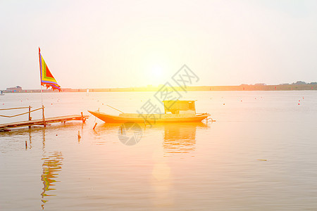 河上的船只风景天空钓鱼反射薄雾场景红色橙子蓝色太阳图片