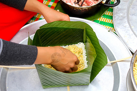 做平方大米蛋糕叶子传统纤维编织活动饮食食物文化美食庆典图片