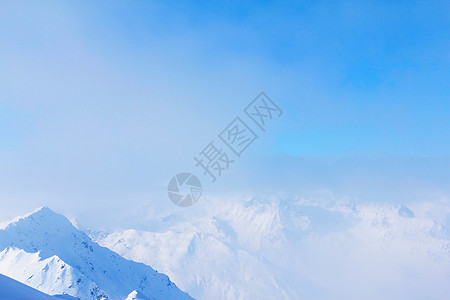 山区山脉蓝色白色天空岩石高山冰川爬坡晴天全景图片