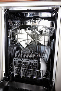 使用清洁用具的露天洗碗机垫圈勺子机器厨房工作卫生餐具菜肴刀具盘子图片