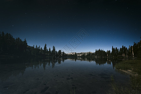 Yosemite国家公园的夜斯基反射环境气候变化背包冒险风景星星旅行月光气候图片
