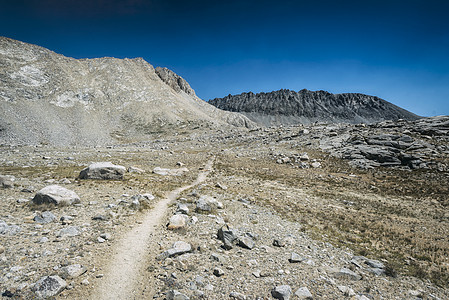 内华达山脉的远足足足迹冒险蓝天森林踪迹天空旅行背包远足气候假期图片