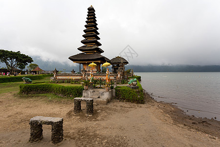 巴厘岛Beratan湖上的水塔风景上帝历史热带山脉石头文化精神寺庙蓝色图片