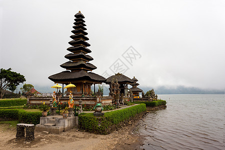 巴厘岛Beratan湖上的水塔天空上帝精神宗教蓝色文化历史地标旅行石头图片