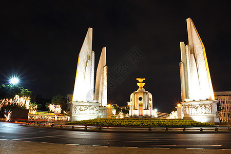 夜间民主纪念碑 泰国曼谷曼谷历史地标正方形场景旅行街道日落宪法景观交通图片