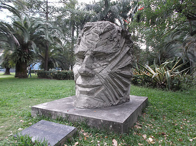 德国青年头像雕塑家在深圳公园工作 这是中德友谊的象征作品雕像雕塑背景图片