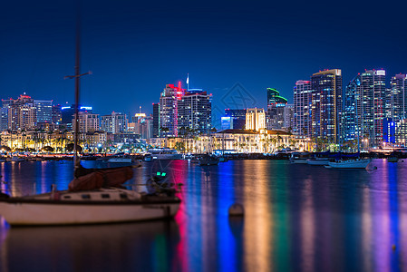 圣地亚哥夜间天空线天际反射摩天大楼风景城市全景照明灯塔辉光建筑学图片