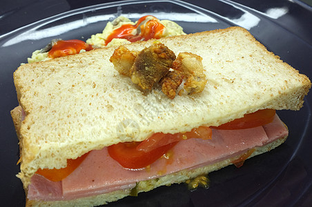 火腿和番茄三明治加炒鸡蛋俱乐部猪肉早餐饮食盘子营养面包午餐小麦包子图片