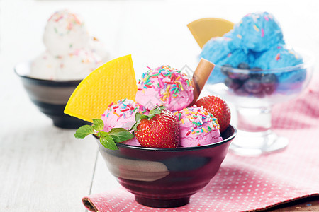 粉色 蓝色和白白冰淇淋加碗图片
