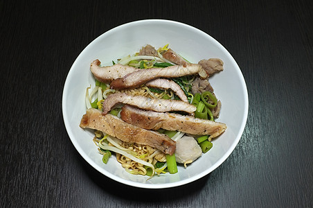 碗里加猪肉的面条 泰国菜图片