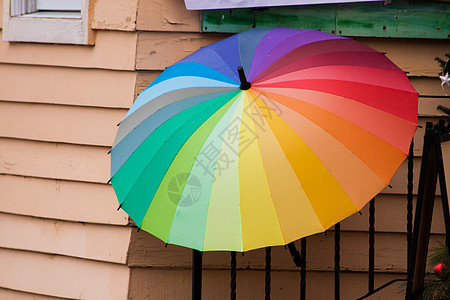 一个快乐的雨天 彩色的雨伞图片