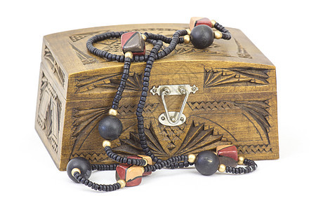 带有珠宝首饰的木制棺材黄色棕色珍珠女性化宝石艺术珠子礼物财富盒子图片