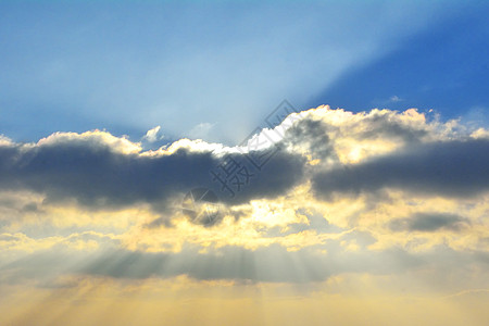 阳光乌云天空白色蓝色天气场景射线太阳晴天季节天线高清图片