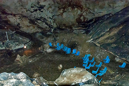 在拉比沙村附近的马古拉洞穴内 带着音乐厅的岩石形成图片