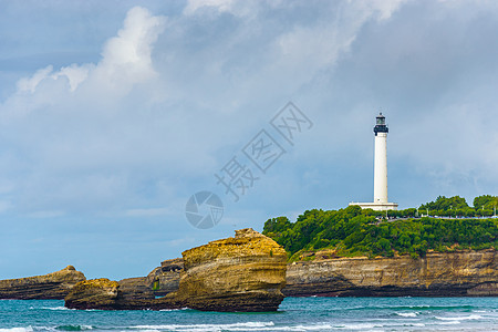 Biarritz 灯塔海岸线天蓝色假期地标海滩场景旅游海浪岩石蓝色图片