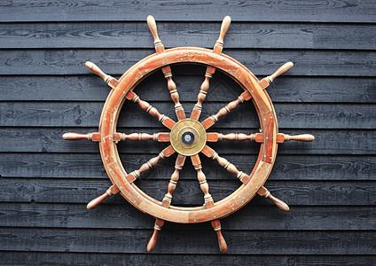 由硬木制成的旧拖网船轮图片