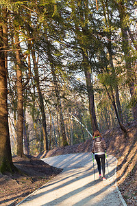 自然界的妇女徒步旅行成人娱乐远足树木运动装体育健康公园运动活动图片
