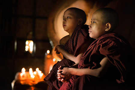 佛教徒在寺庙内祷告图片