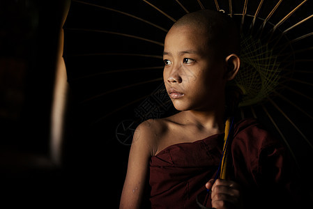 持伞的佛教新教徒图片