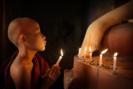 佛教徒在寺庙用烛光祷告图片