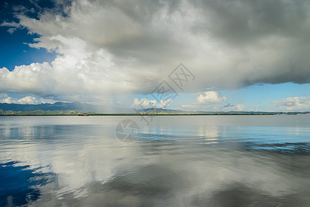 水中湖泊反射的云层场景地平线天空太阳全景戏剧性日落图片