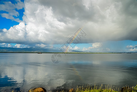 水和彩虹中湖泊反射云云层图片