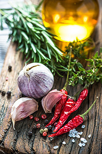 菜园新鲜的香料和草药厨房草本植物桌子辣椒调味品美食迷迭香食物红色木板图片