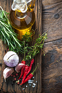 菜园新鲜的香料和草药厨房木板桌子食物百里香调味品辣椒草本植物迷迭香美食图片