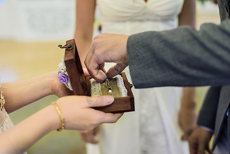 结婚戒指新娘礼物夫妻圆圈浪漫珠宝庆典说谎仪式婚姻图片