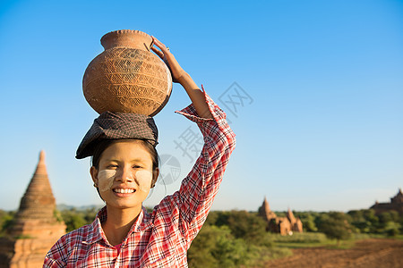 亚洲传统女性农民头顶背着粘土锅的亚洲传统女农民图片