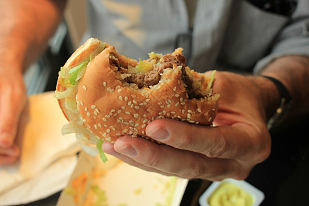 男人拿着汉堡包晚餐薯条饮食国王膳食面包营养午餐黑芝麻包子图片