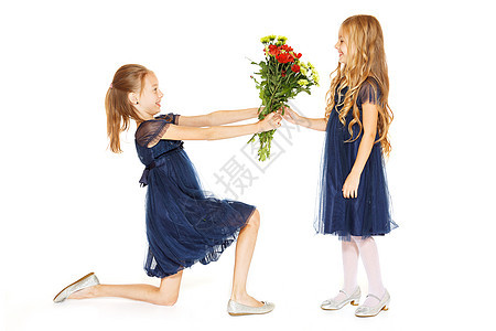 两个美丽的女孩 花束的花束工作室蓝色情绪人脸裙子笑脸女性孩子两个人女孩们图片