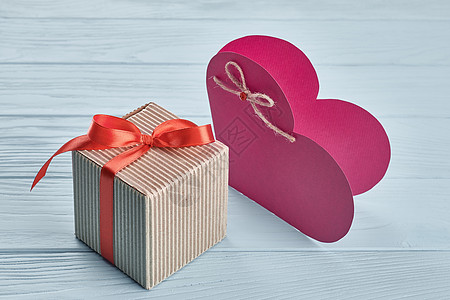 情人节 爱心 送礼盒在木头上卡片蓝色求婚手工盒子丝带礼物粉色创造力夫妻图片