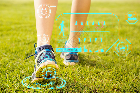 女性跑步者脚的近视综合图像身体绿地晴天跑鞋计算机锻炼电脑调子闲暇护理图片