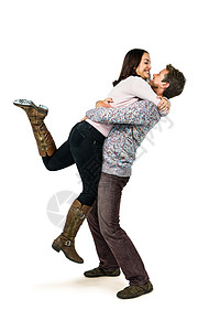 快乐的情侣互相拥抱服装男朋友感情闲暇混血女朋友亲密感情怀女士情人图片