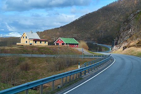 挪威山上靠近公路的房屋和住房图片