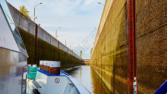 一条通航河流的锁历史运河建筑船运建筑学地标运输蓝色货运码头图片
