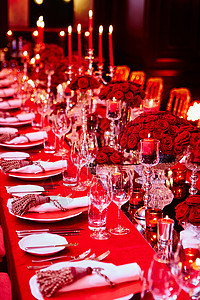 为婚礼或其他盛宴准备的餐桌 晚宴丝带盘子用餐椅子桌子接待酒店派对服务环境图片
