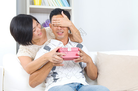 亚洲夫妇成人女朋友男人惊喜庆典周年男性女士生日礼物图片