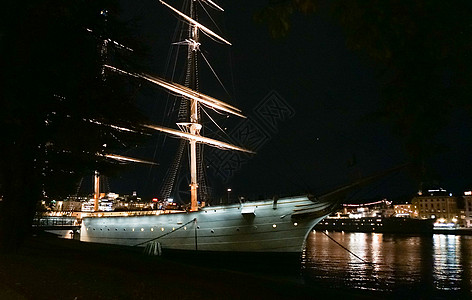 斯德哥尔摩夜间船只假期旅行城市游客旅游巡航背景图片