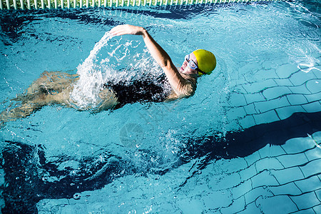 适合游泳的女性泳者进行回中风游泳者女士游泳池游泳衣身体标记训练生活方式水池运动员图片