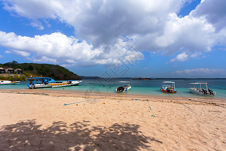 与印尼巴厘岛的船一起梦幻海滩旅行游客蓝色日出假期天空太阳海洋假日旅游图片