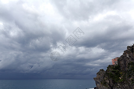 马纳罗拉 意大利辛克地球村之一气旋天空海景石头房子悬崖海岸线村庄大地海洋背景图片