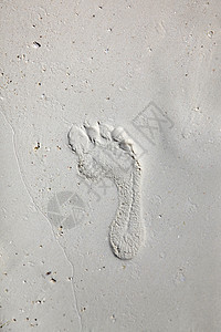 珊瑚海滩上的脚印生活方式海滩模仿跑步白色珊瑚斜角压花背景图片