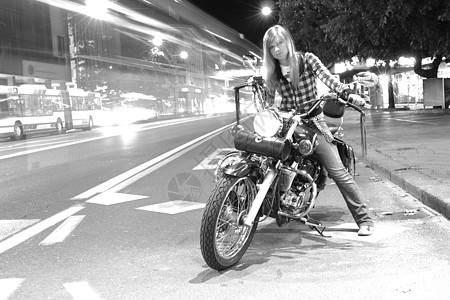 城市自行车车放松活力皮革牛仔裤金发女郎摩托车旅行黑与白运动速度图片