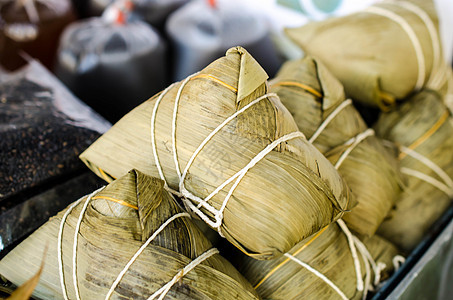 Zongzi 亚裔中国大米美食猪肉小吃食物棕色节日点心文化叶子庆典图片