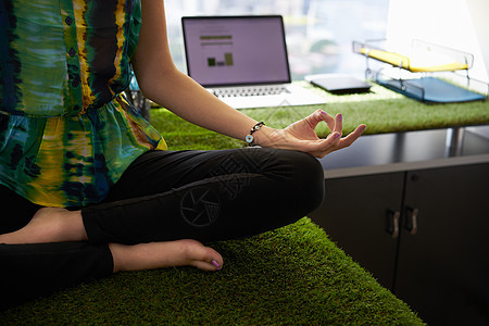 办公办公室进行瑜伽冥想的女商务人士图片