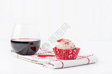 白色纸杯素材情人节甜品红色甜点玻璃小雨奶油白色盘子天鹅绒小吃背景