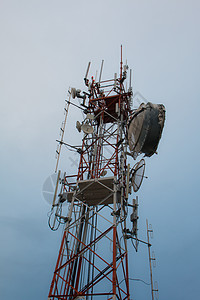 蓝色天空背景 Phone天线的电信塔收音机卫星雷达商业电讯盘子信号金属男人网络图片