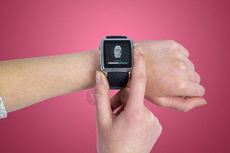 妇女使用智能观察的复合图像绘图鉴别手表指纹手腕数字设备验证移动滚动图片